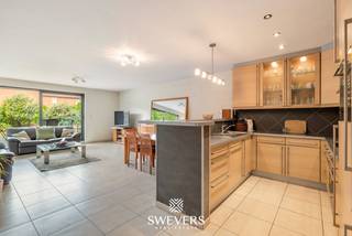 Voor meer info en foto’s, surf naar www.swevers.be – Instapklaar gelijkvloers appartement met 2 slaapkamers, private tuin en terras op een topligging nabij het centrum van Hasselt. Met een bewoonbare oppervlakte van 97 m² biedt dit verzorgd appartement uit 2007 een praktische indeling en alle comfort voor eigen bewoning of als investering. De lichtrijke leefruimte van 30 m² sluit naadloos aan op de ruime keuken van 16 m². Verder beschikt het appartement over twee slaapkamers van 9 m² en 10 m², een badkamer met ligbad en lavabo, een apart toilet en een handige berging. Buiten geniet u van een westgericht terras van 25 m² met aansluitende private tuin, ideaal om later op de dag van de zon te genieten. Extra troeven zijn de ondergrondse staanplaats, een kelderberging van 6 m², lift, videofoon en rolluiken. De ligging is bijzonder centraal, met openbaar vervoer op 80 meter, winkels op 100 meter, scholen op 250 meter, het stadspark op 400 meter en restaurants op 500 meter. Ook de op- en afritten van de snelweg liggen op slechts 2,7 kilometer. Een ruim, goed onderhouden appartement dat comfort, buitenruimte en een uitstekende bereikbaarheid combineert. Voor meer informatie, bel 011 255 155. Bron bewoonbare oppervlakte: EPC – verslag.
