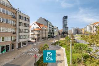 Op een uitstekende en zeer zichtbare hoekligging aan de Knokkestraat in Heist-aan-Zee bevindt zich dit verzorgd en veelzijdig handelspand. Dankzij de ruime raampartijen geniet het pand van een uitstekende visibiliteit en veel natuurlijke lichtinval.<br /><br />Bij het betreden van het pand komt u in een ruime en lichtrijke handelsruimte, die dankzij haar open karakter tal van mogelijkheden biedt voor onder meer winkel, kantoor, vrij beroep, dienstverlening of showroom. Vanuit de handelsruimte is er een rechtstreekse verbinding met een tweede polyvalente ruimte, eveneens ruim opgevat en geschikt als bijkomende handels-, kantoor- of werkruimte. Aansluitend bevindt zich een praktische keuken.<br /><br />Een bijzondere troef is de zeer ruime kelderverdieping, rechtstreeks bereikbaar vanuit het handelspand. Deze biedt niet alleen bijzonder veel opslagmogelijkheden, maar kan eveneens dienstdoen als archiefruimte, stockageruimte of bijkomende werkruimte.<br /><br />Het handelspand werd verzorgd afgewerkt en beschikt over grote raampartijen, een functionele indeling en EPC-label B. De combinatie van de hoekligging, zichtbaarheid en verschillende bruikbare ruimtes maakt dit een interessant pand voor uiteenlopende professionele activiteiten.<br /><br />De ligging in het centrum van Heist, nabij handelszaken en andere voorzieningen, vormt een bijkomende troef. Op de foto's is bovendien duidelijk de vernieuwde publieke ruimte in de onmiddellijke omgeving zichtbaar.<br /><br />Troeven: uitstekende zicht- en hoekligging – ruime handelsruimte – tweede polyvalente ruimte – keuken – zeer ruime bruikbare kelder – veel lichtinval – veelzijdige commerciële mogelijkheden – EPC B.<br /><br />Meer info of een bezoek inplannen? Contacteer DRL Vastgoed, 050 65 95 95 of info@drlvastgoed.be