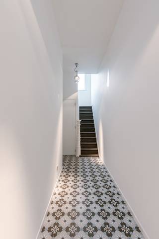 In de Kunstlaan bevindt zich dit statige herenhuis vol authentieke charme. Dankzij de centrale ligging geniet u van een vlotte verbinding naar het centrum van Gent, winkels, scholen, openbaar vervoer en belangrijke invalswegen.<br /><br />Bij het binnenkomen wordt u verwelkomd in een stijlvolle inkomhal met prachtige authentieke elementen zoals charmetegels en een elegante herenhuistrap. Op het gelijkvloers bevinden zich een ruime dubbele leefruimte, een keuken, gastentoilet en een aangenaam zonneterras.<br /><br />De bovenliggende verdiepingen bieden plaats aan vijf volwaardige kamers en een comfortabele badkamer uitgerust met zowel een ligbad als douche. Daarnaast is er een apart toilet aanwezig.<br /><br />Een extra troef is de ruime zolderverdieping, die perfect kan worden ingericht als extra slaapkamer, bureau, hobbyruimte of opslagruimte.<br /><br />Troeven:<br />• Karaktervolle burgerwoning<br />• Authentieke elementen behouden<br />• 5 volwaardige kamers<br />• Ruim zonneterras<br />• Grote zolderverdieping<br />• Uitstekende ligging nabij centrum Gent<br />• Ook interessant voor vrije beroepen of praktijkruimte<br /><br />Dankzij de combinatie van ruimte, karakter en topligging vormt deze woning een unieke opportuniteit voor gezinnen, investeerders of wie wonen en werken wil combineren in het hart van Gent.<br /><br />Vraagprijs: €748.000<br /><br />Voor meer informatie of een bezoek, contacteer Thomas via thomas@vicusvastgoed.be of op het nummer 0474 26 27 58.
