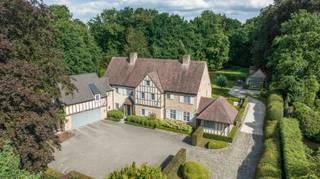 Dans l'une des plus belles rues de la résidence d'Oud-Turnhout, se trouve cette élégante maison de campagne Kempisch conçue par l'architecte Rutten. Ce petit bijou a été créé de manière particulière : d'abord les espaces intérieurs ont été conçus, puis les façades ont été dessinées. En procédant ainsi, une villa unique avec une disposition idéale a été créée. Dans toute la villa, une atmosphère de château sobre a été choisie. Une cheminée antique, des planchers en chêne, des dalles bourguignonnes antiques en différents motifs de pose (2ème couche), ainsi que des murs, des portes hautes, des placards, une bibliothèque et des volets en bois massif. Cela dégage tellement de chaleur et de tranquillité qu'il ne reste plus qu'à ajouter peu de meubles.<br /><br />La découverte de cette propriété commence en entrant sur le domaine de plus de 5 400 m². Arriver ici vous donne l'impression d'être le bienvenu.<br /><br />Rez-de-chaussée :<br />La villa a été conçue autour d'un hall d'entrée central avec vestiaire, toilettes invités et accès à la charmante cave à vin et à provisions. Une grande baie vitrée offre une vue magnifique sur le jardin arrière aménagé par un architecte paysagiste. À gauche de la villa se trouvent la cuisine, l'orangerie, la buanderie, un double garage et un carport fermé. La grande cuisine a été conçue sur mesure par un spécialiste de l'intérieur. Ici, l'atmosphère d'autrefois est recréée et le confort d'aujourd'hui est ajouté comme s'il s'agissait d'une seule et même chose. Cette cuisine avec un grand îlot de travail est équipée d'appareils intégrés élégants, dont la vedette est la fantastique cuisinière Lacanche. Le côté droit de la villa comprend le salon avec 2 coins salon, dont un avec une cheminée avec une cheminée antique. Adjacent, une belle bibliothèque entièrement lambrissée en chêne. Cette pièce multifonctionnelle s'intègre parfaitement au salon et offre diverses possibilités comme salon supplémentaire, salle de télévision ou de jeu pour les enfants, salle de lecture, etc. Un espace de bureau fermé avec toilettes est accessible depuis la bibliothèque, mais il est également accessible par une entrée séparée. Ici, vous pouvez travailler en toute tranquillité et profiter d'une belle vue sur le jardin.<br /><br />Premier étage :<br />L'escalier majestueux en pierre naturelle vous mène au premier étage. Cet étage peut être complètement fermé avec une porte blindée sous alarme.<br /><br />À l'étage, nous trouvons la chambre principale composée de la première salle de dressing, d'une chambre à coucher, de toilettes séparées, de la deuxième salle de dressing avec un grand dressing et d'une magnifique salle de bain ouverte jusqu'au faîte avec une grande baignoire, un double lavabo et une grande douche à l'italienne avec des mosaïques. Les chambres pour enfants et invités se trouvent à l'autre extrémité de la villa. Ici, nous trouvons 3 chambres avec chacune leur propre salle de bain finie en pierre naturelle avec douche, lavabo et placard intégré. Un escalier mène au deuxième étage depuis le couloir de nuit avec toilettes.<br /><br />Deuxième étage :<br />Ce deuxième étage comprend une chambre supplémentaire avec des placards intégrés, ouverte jusqu'au faîte, un grenier avec la possibilité de créer une 6ème chambre et une salle technique. Nous trouvons ici également un sauna spacieux "Klafs" et un banc d'assise intégré confortable.<br /><br />Dépendance :<br />Non seulement la villa offre chaleur, tranquillité et espace, mais aussi la dépendance unique de 95 m² dans le jardin a été créée avec autant de passion, de temps et d'attention. Ce petit bijou a été positionné au centre du magnifique jardin aménagé par un architecte paysagiste dans le même style de construction. Grâce aux fenêtres en