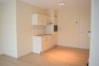 Deze serviceflat is de ideale oplossing voor senioren voor wie de eigen woning te groot geworden is, maar niet toe is aan de overstap naar een traditioneel rusthuis. In deze flat woont men volledig zelfstandig maar wordt de hulp aangepast naar de wensen van de bewoner.<br /><br />Het complex is gebouwd rondom een centrale cafetaria/ontmoetingsplaats met mooi aangelegde tuin, gebruik van kwalitatieve materialen en heel wat parkeermogelijkheid.<br /><br />Indeling als volgt:<br />De flat heeft een volledig ingerichte keuken, een berging, slaaphoek aan de leefruimte en badkamer met toilet en douche, CV op aardgas en een leuk zonneterras dat uitkijkt op een prachtige groene tuin.<br />Volledig instapklaar; voorzien van gordijnen, rails om kaders op te hangen, verlichting, etc.<br /><br />Assistentiebel/videofonie is aanwezig en mede de basisdienstverlening maar daarnaast ook heel wat extra optionele faciliteiten als maaltijdservice, schoonmaak, mogelijkheid tot boodschappendienst,… <br /><br />De eigenaar is bij aankoop van deze eigendom vrijgesteld van jaarlijkse onroerende voorheffing. Aankoop onder registratierecht (grondaandeel via erfpacht). <br /><br />Onze ref. DEV4102