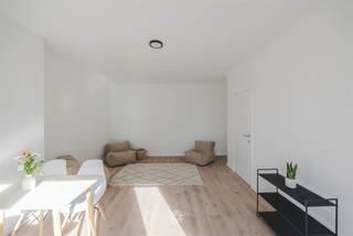 <p><span>GENT CENTRUM - Instapklare gerenoveerde duplex met twee slaapkamers tussen het Sint-Pietersstation en Gent-Centrum.</span></p><p><span> </span></p><p><span>Gelegen op de derde verdieping van dit herenhuis, treffen we deze volledig instapklare, gerenoveerde duplex met twee slaapkamers nabij het Station van Gent-Sint-Pieters.</span></p><p><span>Ideaal als starters- of investeringseigendom met een vlotte verbinding naar de Binnenstad, studentencampussen en invalswegen.</span></p><p><span> </span></p><p><span>De belangrijkste troeven in een notendop: </span></p><ul><li><span>Centrale ligging in Gent met vlotte bereikbaarheid </span></li><li><span>Volledig gerenoveerd in 2026</span></li><li><span>Twee volwaardige slaapkamers</span></li><li><span>Op wandelafstand van het Gent-Sint-Pietersstation en het Citadelpark</span></li><li><span>Ideaal geschikt als investering of eigen bewoning</span></li><li><span>Inclusief kelderberging</span></li><li><span>Nabij invalswegen, openbaar vervoer en scholen</span></li></ul><p><span> </span></p><p><span>Indeling:</span></p><p><span>Inkomhal, keuken (frigo, kookplaat, vaatwasmachine, dampkap) met aansluitend de douche, open leefruimte</span></p><p><span>Op de verdieping bevinden zich twee volwaardige slaapkamers met overloop.</span></p><p><span> </span></p><p><span>Belangrijk</span><span>:</span></p><p><span>Richtprijs: 370.000 EURO (inclusief kelderberging)</span></p><p><span>Prijs exclusief registratierechten en aandeel in basisakte</span></p><p><span>EPC: 228 kWh/m² jaar</span></p><p><span> </span></p><p><span>Interesse? Neem contact op met Axel Lenaerts makelaars voor meer info of een bezoek ter plaatse via </span><span>09 245 24 24</span><span> of zoe@axellenaerts.be</span></p><p><span> </span></p>