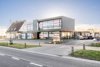 Commercieel gebouw gelegen op de Natienlaan te Knokke, een toplocatie met veel visibiliteit en passage. Het handelspand en/of kantoorruimte...