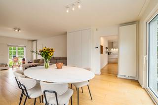 <p>Certaines maisons séduisent dès le premier regard. Cette villa soignée, située dans le quartier résidentiel prisé et verdoyant de Rodenburg à Marke, en fait incontestablement partie. Une rue paisible, une maison quatre façades au charme intemporel et, à l’arrière, un jardin étonnamment spacieux sur une parcelle de <strong>1.019 m²</strong>.</p><p> </p><p>À l’intérieur, la lumière naturelle est omniprésente. Les espaces de vie offrent une atmosphère chaleureuse et agréable, de belles vues sur l’extérieur ainsi qu’une belle connexion avec la terrasse et le jardin. La cuisine s’intègre harmonieusement à l’ensemble et fait du rez-de-chaussée un véritable lieu de vie familial.</p><p> </p><p>À l’extérieur, l’espace devient un véritable luxe. La grande terrasse se prolonge par un jardin profond, verdoyant et entièrement clôturé, agrémenté d’arbres matures et offrant une belle intimité. Un cadre idéal pour profiter des longues soirées d’été, laisser jouer les enfants ou simplement savourer le calme. Le garage intégré et l’allée apportent un confort pratique supplémentaire.</p><p> </p><p>À l’étage se trouvent <strong>3 chambres et une salle de bains soignée</strong>.</p><p> </p><p>Côté technique, la maison dispose également de beaux atouts : <strong>PEB C, panneaux photovoltaïques, toiture récemment rénovée avec sous-toiture et attestation amiante “asbestveilig”</strong>.</p><p> </p><p>Ce qui séduit avant tout ici, c’est l’ensemble : <strong>une agréable maison familiale, baignée de lumière et entourée de verdure, un magnifique jardin et un environnement résidentiel paisible, tout en restant à proximité de Courtrai.</strong></p><p> </p><p><strong>Une maison qui ne se découvre pas uniquement en photos, mais qui mérite surtout d’être visitée.</strong></p><p> </p><p><strong>Contactez Chiara pour plus d’informations ou pour organiser une visite.</strong></p>