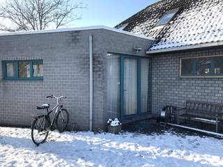 <p>Deze goed onderhouden en geïsoleerde moderne woning is prachtig gelegen op een hoekperceel van ongeveer 800m², in een groene en rustige omgeving vlakbij water en bossen, en toch op korte afstand van het centrum. De woning beschikt over een carport, terras en is volledig onderkelderd met een kruipkelder.</p>
<p>Op het gelijkvloers bevindt zich een veelzijdige leefruimte die ook perfect kan dienen als praktijkruimte. Aansluitend is er een kleine hal met apart dames- en herentoilet. De lichtrijke woonkamer, voorzien van een glazen hoek, geniet van een overvloed aan natuurlijk licht en sluit naadloos aan op de open kwaliteitskeuken met kookeiland. Verder zijn er op dit niveau een slaapkamer, een badkamer, de carport en een aparte ruimte voor de stookketel.</p>
<p>De verdieping is bereikbaar via een vaste stalen draaitrap en leidt naar een mezzanine die geschikt is als extra slaapruimte. Daarnaast is er een ruime masterbedroom die indien gewenst kan worden opgesplitst in twee aparte kamers.</p>
<p>De woning is afgewerkt met stenen vloeren op zowel het gelijkvloers als de verdieping, met in de woonkamer een laminaatvloer in Franse eik houtstructuur. De verwarming gebeurt via centrale verwarming op mazout met een recent vernieuwde brander, terwijl het warme water wordt voorzien via een boiler. Digitale elektriciteits- en watermeters zijn aanwezig. De woning werd gebouwd in 1991 en is beschikbaar vanaf mei of juni 2026.<br /><br /><span>Extra info:</span><span> </span><span>EPC 301 kWh/ (m² jaar) label D I infoplicht: in aanvraag I watertoets: P-score: C I G-score: A.</span></p>