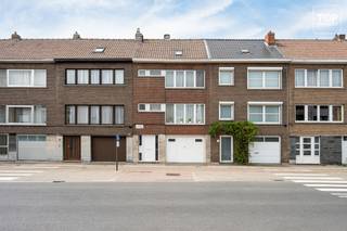 <p>Een gerenoveerde rijwoning met een bewoonbare oppervlakte van 144 m² op 156 m² grond, in het hart van Muide-Meulestede. We hebben drie slaapkamers, een zuidwest-gerichte tuin met terras en een garage die helemaal tot achteraan de woning door loopt: die combinatie vindt u zelden binnen de Gentse ring, ideaal voor fietsers, klussers of gewoon mensen die graag veel opslagruimte wensen. Het Voorhavenpark ligt op 450 meter, de Korenmarkt op elf minuten fietsen.</p>
<p>De woning werd in 2018 gerenoveerd en is instapklaar. De indeling is als volgt: op het gelijkvloers de inkomhal, de garage en een wasplaats. Op de eerste verdieping bevindt zich de leefruimte, met veel lichtinval en acheraan een keuken en eetplaats die uitgeeft op het terras en de tuin. Op de eerste verdieping is ook een gastentoilet en berging. De tweede verdieping telt drie slaapkamers – twee ruime en een kleinere – en de badkamer. Daarboven ligt de zolder, waar ook de cv-ketel staat opgesteld.</p>
<p>Troeven op een rij:</p>
<ul>
<li>Zuidwest-gerichte tuin met terras – zon tot laat in de avond</li>
<li>Garage met wasplaats beneden</li>
<li>Gerenoveerd in 2018 en volledig instapklaar</li>
<li>Zoldervloer geïsoleerd (100 mm)</li>
<li>Regenwaterput aangesloten op wc, wasmachine en buitenkraan</li>
<li>Rolluiken aan de achtergevel, overwegend dubbele beglazing in pvc</li>
<li>Zolder als extra bergruimte of uitbreidingspotentieel</li>
<li>bushalte vlakbij!</li>
</ul>
<p><strong>Buurt & omgeving</strong><br />Muide-Meulestede is de wijk waar Gent naar het water kijkt. Het Voorhavenpark ligt op zes minuten wandelen, het Kapitein Zeppospark aan het Houtdok op een kwartier. Basisschool Victor Carpentier staat om de hoek, op 250 meter. Voor de dagelijkse boodschappen kan u naar lokale winkels in de buurt of de Jumbo verderop. Wie de stad in wil: de Korenmarkt haalt u op elf minuten met de fiets, de R4 uiteraard ook vlot met de wagen.</p>
<p>Deze woning bekijkt u het best zelf. Ze is beschikbaar een maand na het verlijden van de authentieke akte.<br /><br />Bel Top Vastgoed op 0475 700 700 en plan uw bezoek.</p>