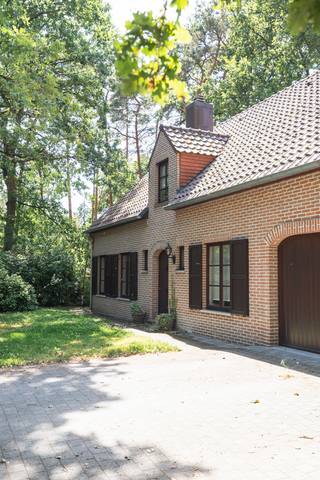 Voor verdere info of een vrijblijvende waardebepaling van uw eigendom: jordi.broes@homixx.be of 016 199 340.<br /><br />Met veel genoegen stellen wij deze charmante en verrassend ruime open bebouwing aan u voor, gelegen op een indrukwekkend perceel van maar liefst 13a 99 ca. <br />Deze woning combineert op harmonieuze wijze royale leefruimtes, hedendaags comfort en een uitstekende energetische prestatie.<br />Bij het betreden van de woning komt u terecht in een verzorgde inkomhal. <br />De sfeervolle leefruimte staat in directe verbinding met de recent geïnstalleerde keuken. <br />Het dagelijkse wooncomfort wordt extra versterkt door een uiterst praktische wasplaats in de garage. <br />De woning beschikt over maar liefst vier volwaardige slaapkamers, een goed onderhouden en vernieuwde badkamer en twee toiletten (1 beneden en 1 boven), wat deze eigendom uitermate geschikt maakt voor een gezin.<br />Bovendien is er aan opbergruimte geen gebrek dankzij de aanwezigheid van een handige kruipkelder en een ruime bergzolder. <br />Buiten kunt u in alle rust genieten in de riante tuin. <br />Ook op het vlak van parkeergelegenheid laat het pand niets te wensen over: u beschikt over twee carports én extra parkeerruimte op de oprit voor maar liefst vier auto's. <br />Dankzij de gunstige EPC-score B geniet u van een zorgeloze, energiezuinige thuis die bovendien meteen beschikbaar is. <br /><br />Troeven:<br /><br />- Meteen beschikbaar voor snelle intrek <br />- Energiezuinig wonen dankzij een uitstekende EPC-score B , conforme elektriciteit en asbestveilig<br />- Vier volwaardige slaapkamers op een ruim perceel van 13a 99 ca <br />- Royale parkeermogelijkheden met twee carports en 4 buitenstaanplaatsen