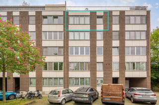 <p><span>Heverlee: Charmant ruim appartement met 3 slaapkamers en (optionele) garage</span></p><p><span> </span></p><p><span>Dit appartement is gelegen in een mooie omgeving in de nabijheid van winkels, openbaar vervoer en sportaangelegenheden. Het appartement is zeer ruim met 110m².</span></p><p><span>Er is een individuele garagebox met kantelpoort bereikbaar via een doorrit onder het gebouw. </span></p><p><span>In de kelderverdieping van het gebouw is er ook een privatieve kelder, handig voor stockage. Garage kan aangekocht worden aan een waarde van 25.000 euro.</span></p><p><span> </span></p><p><span>We betreden dit appartement gelegen op de 4de verdieping via een aangename inkomhal met vestiaire en apart gastentoilet.</span></p><p><span>De dubbele deur geeft toegang tot de woonkamer met eetplaats en een bureauhoek. Aansluitend hebben we de keuken. </span></p><p><span>Het appartement heeft 3 slaapkamers naast elkaar en een badkamer met ligbad en aansluiting voor wasmachine. </span></p><p><span>Aan de achterzijde is er een terras voorzien waar u kan genieten van de ochtendzon. </span></p><p><span> </span></p><p><span>Bent u op zoek naar een charmant ruim en lichtrijk appartement aan de rand van Leuven? Zoek niet verder en maak vandaag nog een afspraak! </span></p>