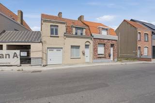<p>Deze woning is gelegen langs de Noorburgweg, op fietsafstand van verschillende winkels, voorzieningen en andere faciliteiten. </p>
<p>De woning beschikt over een inkomhal die toegang biedt tot de gezellige leefruimte met aansluitend een ingerichte open keuken. Verder heb je de garage met sectionale poort en een bijkeuken met dampkap en gasfornuis.</p>
<p>Via de traphal bereik je de eerste verdieping met drie slaapkamers en een badkamer, uitgerust met een ligbad met douchestang, toilet en enkele wastafel. Daarnaast beschikt de woning over een zolder en kelder, ideaal voor extra bergruimte.</p>
<p>Buiten geniet je van een aangename, zongerichte tuin met terras waar het heerlijk vertoeven is. </p>
<p>Troeven:</p>
<ul><li>Aangename, zongerichte tuin</li><li>Centrum van Veurne</li><li>Garage</li><li>3 slaapkamers</li></ul>
<p>Wens je meer informatie of een bezoek contacteer ons via 058 31 58 58 of via hanne.huyghe@era.be </p>