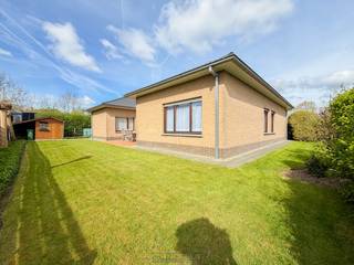 Instapklare <strong>LAAGBOUWVILLA</strong> met <strong>LANDELIJKE LIGGING</strong> en <strong>PRACHTIG VERGEZICHT</strong>. De praktische indeling maakt deze woning bijzonder geschikt voor gezinnen of wie comfortabel gelijkvloers wil wonen. Via de inkomhal met gastentoilet bereikt u de <strong>LICHTRIJKE LEEFRUIMTE</strong> en ingerichte keuken. De centrale nachthal geeft toegang tot <strong>4 SLAAPKAMERS</strong>, waarvan 1 momenteel ingericht als bureau, ingerichte badkamer, praktische was- en bergplaats en <strong>INPANDIGE GARAGE</strong>. Bovendien dragen <strong>10 ZONNEPANELEN</strong> bij aan een <strong>LAGER ENERGIEVERBRUIK</strong>. Buiten beschikt de woning over een <strong>RUIME OPRIT</strong>, een <strong>ZONNIG TERRAS</strong> en een <strong>ONDERHOUDSVRIENDELIJKE TUIN</strong>, waar u in alle rust geniet van de groene omgeving en het open uitzicht. Aan de rand van Zottegem geniet deze verzorgde eigendom van de ideale combinatie tussen <strong>RUST</strong>, <strong>PRIVACY</strong> en een <strong>VLOTTE BEREIKBAARHEID</strong> naar het centrum, winkels, scholen, het station en de belangrijkste invalswegen.<br /><br /><br />Adres: Rozenstraat 8 te Zottegem<br /><br />G-score en P-score A, Geen renovatieverplichting van toepassing