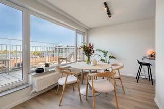 Ontdek dit mooie penthouse 2-slaapkamerappartement vlak bij het centrum van Mechelen. Gelegen op de 9e verdieping, combineert dit instapklare appartement moderne luxe met een energiezuinig karakter, dankzij een grondige totaalrenovatie.<br /><br />De Bleekstraat is een aangename buurt op wandelafstand van winkels, scholen, openbaar vervoer én het station. Ideaal voor wie centraal wil wonen.<br /><br /><u>Indeling:</u><br />Inkom<br />Lichtrijke leefruimte met mooi uitzicht op terras en Mechelen<br />Volledig uitgeruste keuken met moderne toestellen<br />Berging<br />Stijlvolle badkamer met inloopdouche en dubbele wastafel<br />2 volwaardige slaapkamers<br />Apart toilet<br />Ruim terras met privacy<br /><br /><u>Troeven:</u><br />✅ Volledig gerenoveerd – alles is nieuw<br />✅ Elektriciteit conform<br />✅ Gezellige en ruime buitenruimte met privacy en prachtig zicht over Mechelen<br />✅ 2 Kelderbergingen inbegrepen<br />✅ Centrale maar rustige ligging<br />✅ Mogelijkheid tot aankoop van een ondergrondse autostaanplaats aan 25 000 euro<br /><br />Dit appartement is perfect voor starters, alleenstaanden, kleine gezinnen of als investeringspand. Laat je verrassen door de hoogwaardige afwerking en het comfort van dit pareltje!<br /><br />📞 Interesse? Neem snel contact met ons op voor een bezoek via ken@immovos.be of 0477/ 29 72 50<br /><br /> 