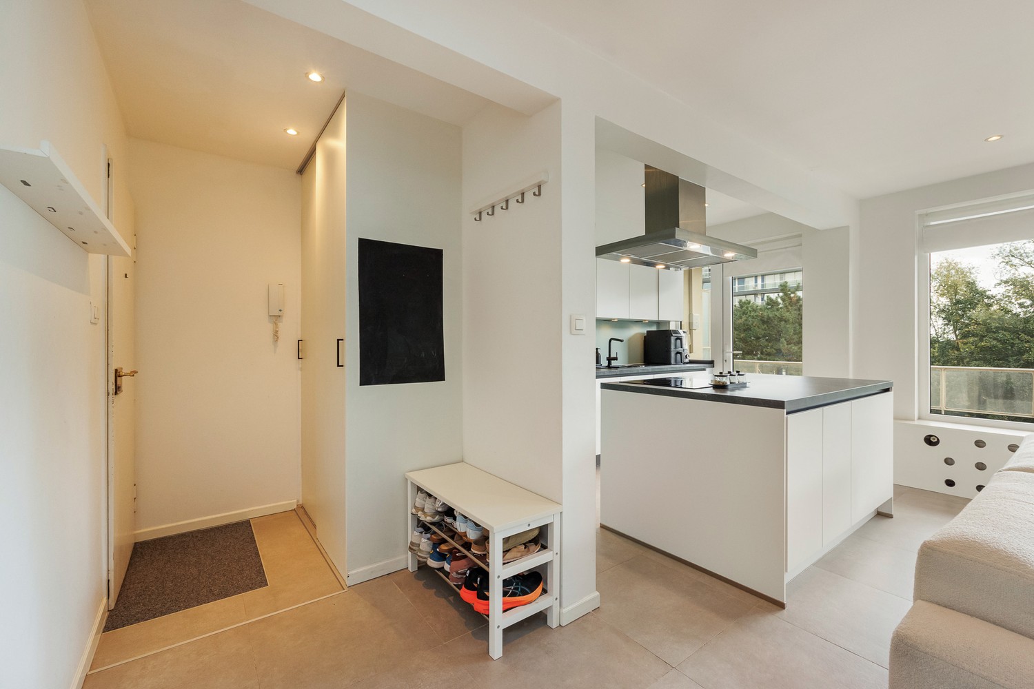 Lichtrijk 2-slaapkamerappartement met ruim terras op toplocatie in Berchem! - photo 4