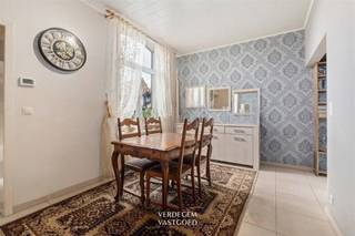 <p><span>Polderhuisje met 2 slaapkamers aan het Leopoldkanaal<br /></span><span>Via de inkomhal kom je in de leefruimte met zit- en eethoek, en de keuken.<br />Verder op het gelijkvloers de badkamer en toilet.<br />Op de verdieping zijn er twee ruime slaapkamers.<br />Buiten is er een terras en de tuin met landelijk zicht.<br />Hier woon je midden de natuur en in alle rust.<br /><br /></span><span>Locatie<br /></span><span>Welkom in Sint-Laureins, waar charme en rust elkaar ontmoeten.<br />Dit idyllisch stukje België, gelegen aan het Leopoldkanaal en grenzend aan Nederland, heeft een unieke charme die teruggaat tot de dagen van de Eerste Wereldoorlog.<br /><br /></span><span>A piece of history<br /></span><span>Tijdens de Grote Oorlog fungeerde Moershoofde als een neutraal gebied, waar belastingen, politie en opeisingen geen plaats vonden.<br />Een oase van vrede te midden van tumultueuze tijden.<br />Hier, op deze historische grond, worden enkele arbeidershuisjes uit 1935 te koop aangeboden.<br />Elk doordrenkt van de verhalen van het verleden.<br />Deze charmante woningen zijn gebouwd op de plek waar ooit een vellenfabriek stond, waardoor ze niet alleen een thuis zijn, maar ook bewakers van een vervlogen tijdperk.<br /><br /></span></p>