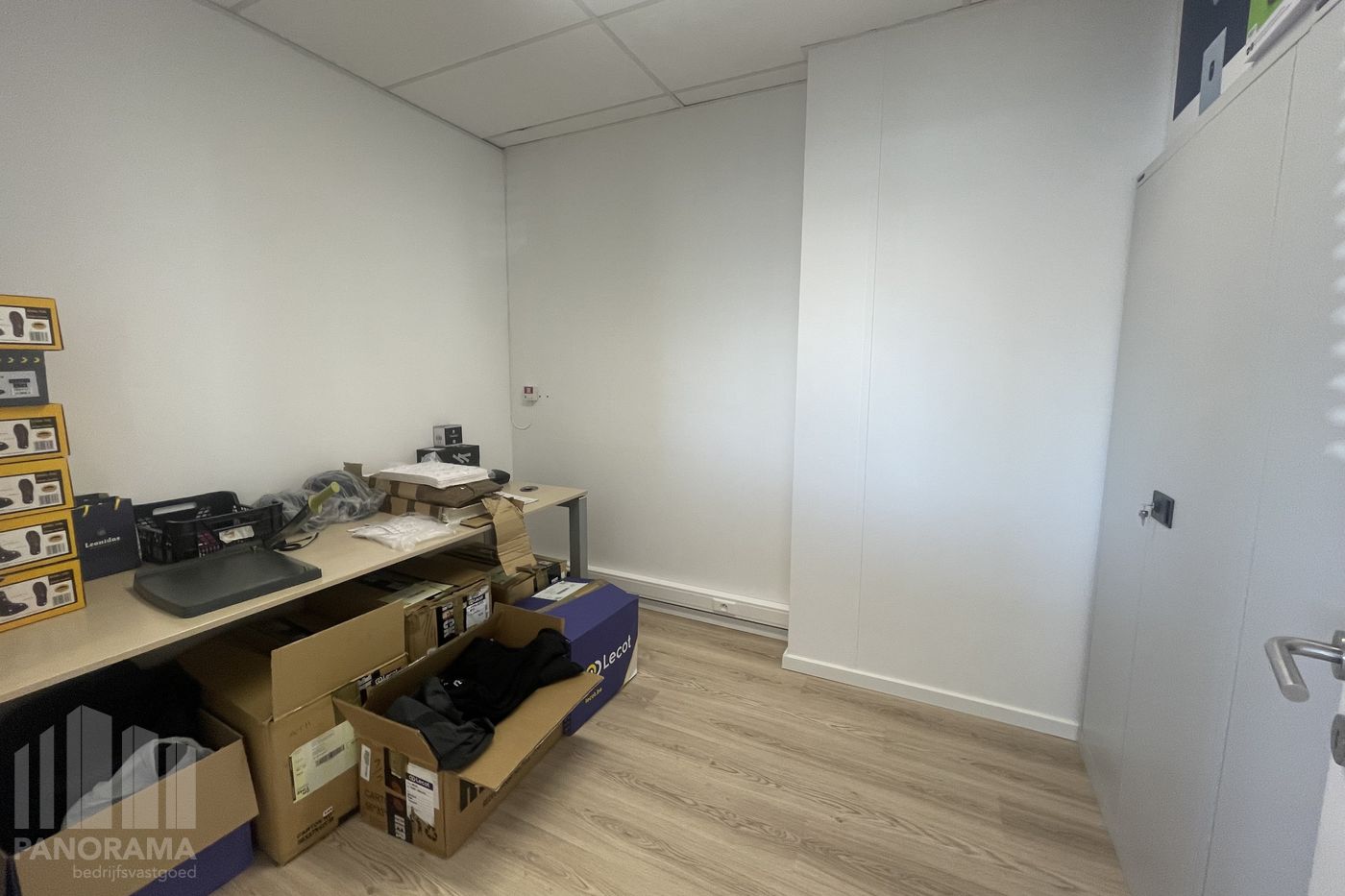 136 sqm of move-in ready offices with 78 sqm of storage space with prime location & excellent visibility! - photo 5