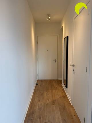 <p><span>Appartement moderne d'une chambre, classé A sur l'échelle EPC, situé près de la Rupel à Boom</span></p><p><span>Cet élégant appartement 1 chambre est situé au troisième étage d'un immeuble bien entretenu. Grâce à son emplacement idéal, à proximité de la Rupel et à quelques minutes à pied du centre de Boom, vous profiterez ici d'un cadre de vie agréable avec de nombreuses possibilités de promenades, des commerces et les transports en commun à proximité. De plus, l'appartement bénéficie d'un label EPC A.</span></p><p><span>Agencement :</span><span><br />Depuis le hall d'entrée soigné, on accède au troisième étage par l'ascenseur. En entrant dans l'appartement, on arrive dans le hall d'entrée avec un vestiaire et des toilettes séparées pour les invités. On remarque immédiatement l'agréable luminosité qui baigne tout l'appartement de lumière naturelle.<br />Sur la droite se trouve le salon-salle à manger baigné de lumière. Au centre de l’appartement se trouve la cuisine entièrement équipée, qui donne accès à la terrasse offrant une belle vue sur la Rupel et le centre de Boom.<br />À côté se trouve un espace de vie supplémentaire, qui confère une sensation d’ouverture et d’espace. La chambre est élégamment séparée par une cloison vitrée et sera équipée d’un rideau occultant pour plus d’intimité. La salle de bains communique directement avec la chambre et est équipée d’une douche et d’un lavabo simple. Il y a également un débarras pratique avec un raccordement pour une machine à laver et un emplacement prévu pour un lave-linge/sèche-linge combiné.</span></p><p><span>L'appartement dispose également d'une cave privative, d'un local à déchets commun et d'un local à vélos.</span></p><p><span>Informations utiles :</span><span><br />· Charges communes : 80 euros/mois (comprenant l'entretien des parties communes, l'ascenseur et l'éclairage des parties communes)<br />· Caution : 3 mois<br />· État des lieux : 225 euros par partie<br />· PEP : 81 kWh/(m² an), label A<br />· Disponible immédiatement</span></p><p><span> </span></p><p><span>Prenez rendez-vous EN LIGNE dès maintenant. Rendez-vous sur la page du bien concerné sur notre site web</span><span><span>www.habicom.be</span></span><span> et cliquez sur le bouton rose «</span><span>'PLAN EEN BEZOEK'</span><span> ». </span></p><p><span>Choisissez le moment qui vous convient le mieux, remplissez les coordonnées demandées, puis cliquez sur « Envoyer » pour confirmer.</span></p><p><span> </span></p>