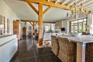 Landelijk en rustig gelegen : uitzonderlijk ruime villa met groot bijgebouw met verschillende mogelijkheden voor wonen & werken / hobbyruimte...