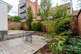 Bent u op zoek naar een comfortabel appartement met drie slaapkamers en tuin in het centrum van Leuven?<br /><br />Het appartement bevindt zich op de gelijkvloerse verdieping en omvat 3 volwaardige slaapkamers, een lichtvolle leefruimte, een volledig geïnstalleerde keuken met voldoende werkplaats en een prachtige tuin met terras. De badkamer bestaat uit een inloopdouche, een dubbele lavabomeubel met spiegelkast en een toilet. Tenslotte is er nog een berging met aansluiting voor een wasmachine en een ruime kelderberging.<br /><br />Het appartement beschikt over een gunstige energiescore ( EPC B ), is zeer goed onderhouden en is uitgerust met ingebouwde kasten, gordijnrails en lichtarmaturen.<br /><br />Het appartement is beschikbaar vanaf 1/12/2025 als hoofdverblijfplaats. De huurprijs bedraag 1375 EUR + 200 EUR kosten (provisie verwarming en water + onderhoud en verbruik gemeenschap)<br /><br />Lijkt dit comfortabele uitstekend gelegen appartement echt iets voor jou? Aarzel dan niet en plan een bezoek via onze online agenda.<br />Voor vragen zijn wij telefonisch bereikbaar op weekdagen tussen 10u en 13u, behalve op woensdagen.