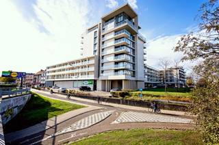 <p>In het hart van Hasselt, aan de Oeverstraat 7 Bus 7.15, staat dit comfortabele appartement, perfect voor wie op zoek is naar een stijlvolle woonruimte in een bruisende omgeving. Gelegen op een gunstige locatie, biedt dit appartement de mogelijkheid om te genieten van de stadsfaciliteiten met een gevoel van rust. Het gebouw is in 2009 gebouwd en beschikt over een praktische indeling, met een ruime woonkamer en twee aangename slaapkamers.</p>

<p>Bij binnenkomst in het appartement ervaart u de gemakkelijke toegankelijkheid en de praktische indeling, wat uitnodigt tot persoonlijke aanpassingen. Dit appartement biedt een ideale basis voor zowel starters als jonge gezinnen die een prettige woonervaring zoeken in een levendige stad. Mis de kans niet om deze stijlvolle leefruimte te ontdekken, waar wonen en gemak hand in hand gaan.</p>