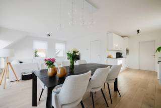 <p><strong>Ligging</strong></p>
<p>Centraal gelegen duplex op een toplocatie in Gent, op slechts 10 minuten fietsen van het stadscentrum en met een vlotte aansluiting op de ring. Openbaar vervoer, winkels, scholen, restaurants en ontspanningsmogelijkheden bevinden zich in de directe omgeving. Het appartement ligt in een rustige woonwijk, waardoor je geniet van de voordelen van de stad zonder de drukte. Ook het Fluweelpark ligt op wandelafstand.</p>
<p><strong>Beschrijving</strong></p>
<p>Lichtrijke en instapklare duplex met<strong> </strong>3 volwaardige slaapkamers, een moderne keuken met alle comfort, twee stijlvolle badkamers met een apart toilet.</p>
<p>De ruime leefruimte baadt in het natuurlijke licht dankzij de grote raampartijen, die uitkijken op een open ruimte. Hierdoor geniet je de hele dag van een aangename lichtinval.</p>
<p>Daarnaast beschikt het appartement over een ruim terras, ideaal om buiten te ontbijten, te aperitieven of gewoon te ontspannen in alle rust.</p>
<p>De duplex is voorzien van 2 badkamers (één op elk verdiep) en 2 toiletten, wat zorgt voor extra comfort. Elke slaapkamer biedt voldoende ruimte voor een tweepersoonsbed. Zowel de leefruimte als de slaapkamers zijn uitgerust met airconditioning, die zowel kan koelen als verwarmen voor optimaal comfort doorheen het hele jaar.</p>
<p><strong>Troeven</strong></p>
<ul>
<li>
<p>Instapklaar</p>
</li>
<li>
<p>3 volwaardige slaapkamers</p>
</li>
<li>
<p>Lichtrijke leefruimte</p>
</li>
<li>
<p>Airconditioning voor maximaal comfort</p>
</li>
<li>
<p>Ruim terras met open zicht en zon van ochtend tot avond</p>
</li>
</ul>
<p><strong>Interesse?</strong></p>
<p>Bel Maxim Dewulf via +32 488 63 13 54 en plan uw bezoek!</p>