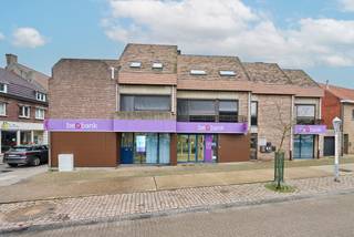 Deze handelsruimte van 182m² op een uitzonderlijk goede locatie aan de kleine ring in Bree wordt momenteel uitgebaat als bankkantoor.<br />Het gelijkvloers bestaat uit een inkomhal, afgescheiden kantoren, een kitchenette, sanitair en een opslagkelder van 35m². In de onmiddellijke omgeving is er zeer veel parkeermogelijkheid voorzien. Het pand werd recent verhuurd aan een betrouwbare huurder middels een handelshuurovereenkomst. Dit betekent voor jou als investeerder: een onmiddellijk &amp; stabiel huurrendement en een zorgeloze verhuurervaring.<br /><br />Voor meer info: info@jansenrealestate.be of 011/39.90.50