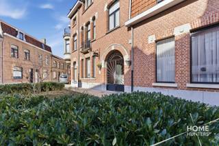 In het bruisende stadscentrum van Ieper bevindt zich dit veelzijdige investeringspand met een interessante combinatie van stabiele huurinkomsten en toeristische verhuur. Het gebouw omvat in totaal 7 units, bestaande uit 2 appartementen met permanente huurders en 5 volledig ingerichte vakantieappartementen.<br /><br />De vakantieappartementen zijn elk praktisch en comfortabel ingericht met een eigen slaapkamer, badkamer en leefruimte waardoor gasten kunnen genieten van een aangenaam en zelfstandig verblijf. Deze formule speelt perfect in op de sterke toeristische aantrekkingskracht van Ieper, dat jaarlijks duizenden bezoekers aantrekt dankzij zijn rijke geschiedenis, cultuur en talrijke evenementen.<br /><br />De centrale ligging vormt een absolute troef: winkels, horeca, openbaar vervoer en de belangrijkste bezienswaardigheden bevinden zich op wandelafstand.<br /><br />Troeven van dit pand:<br /><br />- Interessante combinatie van vaste huurinkomsten en toeristische verhuur<br /><br />- 7 verhuureenheden in totaal<br /><br />- 2 units reeds verhuurd op lange termijn<br /><br />- 5 instapklare vakantieappartementen<br /><br />- Topligging in het historische centrum<br /><br />- Grote aantrekkingskracht voor nationale en internationale bezoekers<br /><br />Een uitstekende opportuniteit voor investeerders die op zoek zijn naar een pand met onmiddellijk rendement en toekomstig groeipotentieel.<br /><br />Meer informatie en rendementsgegevens beschikbaar op aanvraag.