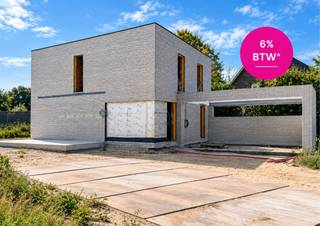 Ontdek deze stijlvolle en instapklare nieuwbouwwoning, rustig gelegen aan de Gitsberg.<br />Deze energiezuinige woning combineert hedendaags wooncomfort met een doordachte indeling, hoogwaardige afwerking en een prachtige <strong>zuidgerichte tuin</strong>.<br /><br />Met een bewoonbare oppervlakte van ca. 160 m², een perceel van maar liefst 891 m² en een uitzonderlijk <strong>laag E-peil</strong>, geniet u hier van een duurzame woning die klaar is voor de toekomst.<br /><br />Dankzij de <strong>warmtepomp en vloerverwarming </strong>woont u niet alleen comfortabel, maar ook energiezuinig.<br /><br />De woning omvat een inkomhal met vestiaire en gastentoilet, een lichtrijke leefruimte met open keuken en aansluitende berging. Op de verdieping bevinden zich drie volwaardige slaapkamers, een praktische bovenberging en een stijlvolle badkamer uitgerust met een dubbel lavabomeubel, ligbad en <strong>inloopdouche</strong>.<br /><br />Buiten geniet u van een ruime zuidgerichte tuin, ideaal om in alle rust te ontspannen. Daarnaast beschikt de woning over een <strong>dubbele carport</strong> van 36 m² en een ruime tuinberging van 18 m².<br /><br /><u><strong>Troeven van deze woning:</strong></u><br />- Moderne en instapklare nieuwbouwwoning<br />- Rustige ligging aan de Gitsberg<br />- Perceeloppervlakte: 891 m²<br />- Bewoonbare oppervlakte: ca. 160 m²<br />- Zuidgerichte tuin<br />- Warmtepomp en vloerverwarming<br />- E-peil E16<br />- Dubbele carport: 36 m²<br />- Ruime tuinberging: 18 m²<br /><br />Onder bepaalde voorwaarden kan deze woning namelijk aangekocht worden aan het verlaagde <strong>btw-tarief</strong> van slechts <strong>6%</strong>, wat een aanzienlijk financieel voordeel kan opleveren.<br /><strong>Prijs: € 630.000 excl. btw</strong><br /><br />Interesse in deze energiezuinige nieuwbouwwoning? Neem gerust contact op voor meer informatie of een bezoek ter plaatse.