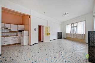 Deze commerciële ruimte heeft een functionele en flexibele indeling, perfect geschikt voor tal van professionele activiteiten. De hoofdruimte, met...