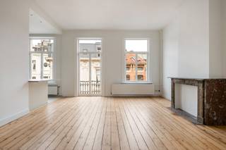 <div>
<div>
<div>
<div>
<p>Dit prachtig lichtrijk duplexappartement bevindt zich op een toplocatie, pal naast de Bourlaschouwburg en tussen de Schuttershofstraat en de Leopoldstraat. Het karaktervolle gebouw in neoclassistische stijl, ontworpen door architect Jacobs en daterend uit 1888, werd stijlvol gerenoveerd met behoud van authentieke elementen. Het appartement spreidt zich uit over de derde en vierde verdieping en biedt twee ruime slaapkamers en een recent volledig vernieuwde badkamer met ligbad, aparte inloopdouche en dubbele wastafel. De grote open leefruimte op warme parketvloeren geniet van hoge plafonds en prachtige originele houten elementen. De volledig ingerichte open keuken, zopas gerenoveerd met vernieuwde keramische kookplaat, oven en vaatwasser; baadt in het licht en vormt een prachtige connectie met de leefruimte. Bovendien geniet je vooraan van een charmant balkon, terwijl achteraan een zonnig terras met zuidwestoriëntatie uitnodigt om te ontspannen. Provisie voor gemeenschappelijke kosten: €80/maand.</p>
</div>
</div>
</div>
</div>
<div>
<div>
<div>
<p>Gelegen tussen de Schuttershofstraat met haar vele exclusieve boetieks en de gallerijen aan de Leopoldstraat, biedt dit appartement een prachtig uitzicht over de Bourlaschouwburg en het omliggende plein. Via de Frankrijklei is men in een mum van tijd zowel uit als in de stad. Kortom een optimale combinatie tussen wonen en werken in de stad! Mogelijkheid tot huren van parkeerplaatsen binnen 100m wandelafstand. Fietsen kunnen binnengezet worden. Huurder gezocht voor de lange termijn. Enkel privé verhuur, niet te huur voor vennootschappen. Onmiddellijk beschikbaar.</p>
</div>
</div>
</div>