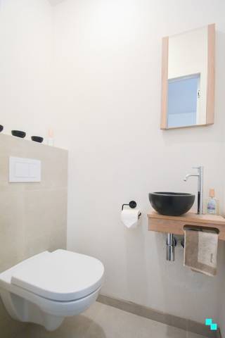 Dit recent appartement is gelegen op de tweede verdieping van de kleinschalige residentie 'De Molenwalle' in het hartje van de wijk Bosmolens op wandelafstand van alle winkels en voorzieningen (bakker, slager, vishandel, apotheek, bank, buurtwinkel, etc.) én op ca. 300m van het provinciaal domein Wallemote-Wolvenhof. Erg goede bereikbaarheid door de nabijheid van diverse invalswegen (Rijksweg/oprittencomplex E403). Het appartement beschikt over een bewoonbare oppervlakte van ca. 73 m² (volgens EPC-attest) en heeft volgende indeling: inkomhal met ingebouwde vestiairekast, gastentoilet, berging met aansluiting wasmachine, ruime leefruimte met open geïnstalleerde keuken (voorzien van koelkast, oven, microgolfoven, keramische kookplaat, dampkap, spoelbak en vaatwasmachine), één slaapkamer met aansluitend badkamer voorzien van inloopdouche en lavabomeubel. Het appartement heeft als grootste troef het zeer ruim (48,25 m²) zuidoost-georiënteerd terras. | Exclusief garagebox à 30.000 euro en inclusief bergruimte in de gemeenschappelijke hal | Lift | CV op aardgas (vloerverwarming) | 7 zonnepanelen | Vloerverwarming. Contacteer ons voor meer informatie.