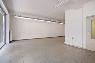Ontdek de perfecte locatie voor uw onderneming in het centrum van Roeselare. Dit instapklaar handelspand biedt een uitstekende zichtbaarheid...
