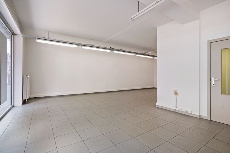 Handelspand met éénslaapkamerappartement in het centrum van Roeselare - foto 3