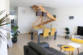 Recent duplexappartement gelegen aan de markt van Lennik.Tweede verdieping bereikbaar zonder lift.Het appartement beschikt over een ruime en...