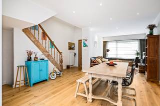 Welkom in de Frans Breugelmansstraat 17, een ongelooflijk gezellig woning gelegen in een rustige en kindvriendelijke woonwijk van Schoten. Hier geniet u van een uitstekende combinatie van rust en bereikbaarheid. Scholen, winkels, openbaar vervoer en belangrijke invalswegen bevinden zich in de onmiddellijke omgeving, terwijl het nabijgelegen parkdomein en de groene omgeving zorgen voor een aangename woonbeleving.<br /><br />Deze verzorgde woning werd grondig gerenoveerd in 2018 en combineert hedendaags wooncomfort met een warme, huiselijke uitstraling.<br />Bij het binnenkomen betreedt u de inkomhal die toegang geeft tot de gezellige leefruimte. Dankzij de grote raampartijen kan u genieten van een grote hoeveelheid natuurlijk licht.<br />Aansluitend bevindt zich de volledig ingerichte keuken, uitgerust met onder meer een natuurstenen werkblad, dubbele spoelbak, gasvuur, oven, microgolfoven en koelkast met vriesvak. Vanuit de keuken heeft u rechtstreeks toegang tot het terras en de tuin.<br /><br />Op het gelijkvloers bevindt zich verder de ruime badkamer met toilet bad en inloopdouche. Verder hebben we nog een wasplaats/technische ruimte en uiteraard toegang tot de kelder.<br /><br />Op de eerste verdieping bevinden zich 3 slaapkamers (13,5 m², 10m en 10 m²). De hele verdieping heeft airco!<br /><br />Buiten geniet u van een zonnige tuin met terras en polyvalent tuinhuis met meerdere mogelijkheden!<br /><br /><span>Pluspunten:</span><br /><span>+ Airco <br />+ Gerenoveerd in 2018<br />+ Airconditioning aanwezig<br />+ Conforme elektrische keuring<br />+ Rolluiken aanwezig</span><br />+ Instapklaar<br />+ TOP locatie<br /><br />Heeft u interesse in deze gezellige woning en wenst u een bezoek ter plaatse in te plannen? Aarzel niet ons te contacteren. Wij zijn bereikbaar via het nummer 03 337 50 70 of info@vbvastgoed.be.