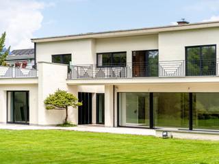 Dans l'un des quartiers les plus recherchés de Bruxelles, magnifique villa avec dépendances construite en 1955 par l'architecte Jean Dumont...