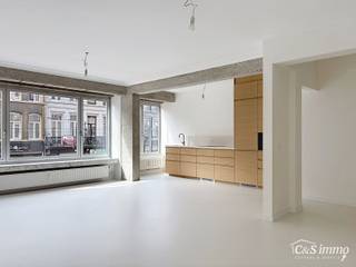 Ontdek dit recent gerenoveerde appartement op de eerste verdieping, gelegen in een bruisende en centrale buurt.<br />Via de ruime inkomhal, met mogelijkheden voor ingebouwde kasten, komt u naadloos in de lichtrijke woonkamer met een stijlvolle epoxyvloer en een prachtige open keuken. De keuken is volledig uitgerust met een vaatwasser, lavabo, kookplaat met ingebouwde dampkap, koelkast, vriezer en een combi oven-microgolf.<br />De nachthal, met een apart toilet, leidt naar twee ruime slaapkamers (12 m² en 15 m²), waarvan één toegang biedt tot het achterliggende terras. Daarnaast beschikt het appartement over een praktische berging met aansluiting voor een wasmachine. De badkamer werd eveneens vernieuwd en is voorzien van een ruime regendouche en een lavabo.<br />Extra berging in kelder voorzien- inbegrepen in de prijs. <br />Ziet u zichzelf al wonen op deze hippe locatie, vlakbij winkels, openbaar vervoer, het station en belangrijke invalswegen? Boek dan snel uw bezoek!