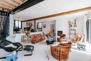 <p>In het landelijke Vremde, een deelgemeente van Boechout, bevindt zich dit uitzonderlijke domein van ca. 19.000 m² met een prachtig gerenoveerde hoeve, een indrukwekkend atelier, een apart gastenverblijf en een recent stallencomplex. Een eigendom waar wonen, werken, natuur en beleving naadloos samenkomen.</p><p>De voormalige hoeve werd de afgelopen jaren grondig gerenoveerd en uitgebreid met respect voor het authentieke karakter en hedendaags comfort. Authentieke materialen, zichtbare balken en grote raampartijen zorgen voor een lichtrijk geheel. De woning beschikt over meerdere leefruimtes, een leefkeuken, bureau, wijnkelder en op de verdieping onder meer 2 slaapkamers, badkamer, dressing en sauna. De hoofdslaapkamer is ingericht als aparte studio met eigen badkamer en uniek zicht over het weiland. </p><p>De royale schuur is ingericht als multifunctionele ruimte met eigen keuken, ideaal als atelier, galerie of inspirerende werkplek. Het charmante gastenverblijf, het bakkershuisje, biedt bijkomende slaapkamers en badkamer en kan ook perfect dienstdoen als kangoeroewoning of home office.</p><p>Verder beschikt het domein over luxueuze stallen met <span>een weide volgens paddock paradise principe, </span>een moestuin en aangelegde tuin omgeven door het landelijke karakter.</p><p>Een zeldzame eigendom in Boechout met tal van mogelijkheden voor wie op zoek is naar ruimte, rust en karakter, op korte afstand van Antwerpen.</p>