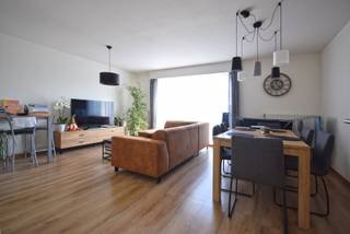 Vijfwegenstraat 164 bus 4<br />8800 Roeselare<br /><br />Dit gerenoveerde pand is ideaal voor wie op zoek is naar een instapklaar en modern appartement.<br />Bestaande uit inkomhal, gastentoilet, lichtrijke woonkamer, ingerichte keuken, badkamer met inloopdouche en twee slaapkamers.<br /><br />Troeven van dit appartement:<br />✔ Recent gerenoveerd: Alles is vernieuwd met oog voor detail en kwaliteit.<br />✔ Instapklaar: Geen verbouwingen meer nodig, gewoon verhuizen en genieten.<br />✔ Centraal gelegen: Dichtbij winkels, openbaar vervoer en scholen.<br />✔ Ideaal voor eigen bewoning of investering: Geschikt voor een brede doelgroep.<br /><br />Garagebox kan bijgekocht worden: €20.000