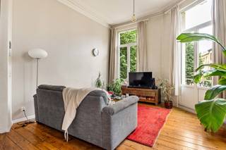 Op de eerste verdieping van een mooie herenwoning bevindt zich dit uitstekend gerenoveerde appartement van ca. 105 m², rustig gelegen met...