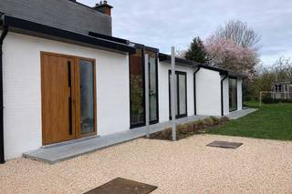 Instapklare en energiezuinige halfopen woning met grote tuinDeze in 2024 verbouwde halfopen bebouwing combineert karakter, veel lichtinval en modern...