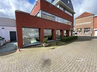 <p><span>Moderne handelsruimte (142.5m2) / showroom centraal gelegen in Mortsel met 4 parkeerplaatsen, kitchenette en ruime kelder (55.5 m2). </span></p><p><span>Momenteel nog in gebruik als showroom, beschikbaarheid kan op relatief korte termijn besproken worden met eigenaar. </span></p><p><span>Niet geschikt voor Horeca. </span></p>