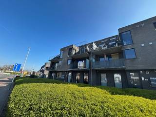 Dit appartement bevindt zich op de 2 de verdieping van het gebouw " Residentie Ommegang" en is zeer goed gelegen! . Het appartement situeert zich op slechts 3 km van het centrum van Lede, verbindingsweg Erpe- Mere -Aalst en in de nabijheid van scholen en winkels. Het ruime appartement bestaat uit , inkom, living met open keuken, nachthal, mooie badkamer, 2 slaapkamers, berging, toilet, terras vooraan en dak verdieping. Via de trap komt u uit in de extra ruimte die kan dienen als extra slaapkamer of hobbyruimte. Er is ook een lift aanwezig in het gebouw en gratis parkeren toegestaan achteraan het gebouw voor elke bewoner. Wenst u zeer centraal te wonen en hebt u nood aan een ruim appartement met terras? Contacteer ons vrijblijvend voor een bezoek aan dit aangename appartement.