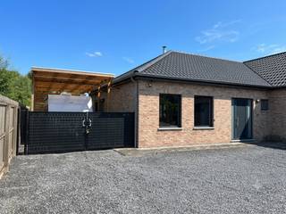Op zoek naar een ruime, vrijstaande woning met een tuin, veel privacy en tal van mogelijkheden? Dan is deze alleenstaande woning in Putte zeker een bezoek waard.
De woning is gelegen, rechtover het natuurgebied de Jutse Plassen, op een mooi perceel van maar liefst 1.348 m² en beschikt over 3 slaapkamers.
Deze woning heeft een inpandige dubbele garage, ideaal voor 2 wagens, fietsen en extra opslagruimte.
TROEVEN
* alleenstaande woning
* ruime oprit met parkeerplaatsen
* perceel van 1.348 m²
* 3 slaapkamers waarvan masterslaapkamer met dressing
* volledig geïnstalleerde keuken met groot eiland en AEG toestellen
* grote zolder
* dubbele garage met geautomatiseerde poorten
* EPC-label B (De EPC-score is aanzienlijk verbeterd dankzij onderstaande recente energetische renovaties)
* Zonnepanelen aanwezig (West 3800Wp - Zuid 2520Wp)
* Airco in leefruimte en airco in masterslaapkamer
* Pelletkachel in living
* mogelijkheid tot verwarmen van de woning met Vaillant HR+ketel of pellet CV.
* warmwaterboiler
* Ruime aangelegde tuin met veel privacy en tuinhuis met overkapping
* carport voor camper of caravan naast de woning
* automatische toegangspoort
* aluminium ramen met rolluiken somfy en vliegenramen.
* 2x geautomatiseerde zonnewering somfy achterkant ramen
Interesse? Neem gerust contact op voor meer informatie of om een bezoek in te plannen.