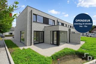 In de Briekestraat te Sint-Jan vinden we deze halfopen nieuwbouwwoning.De woning werd gebouwd met het oog op maximaal leefcomfort, energiezuinigheid en wonen op een toplocatie.Indeling:GLV: Inkomhal - lichtrijke leefruimte met open keuken - inpandige garage - technische ruimte/keukenberging - apart toilet V+1: Nachthal - 3 slaapkamers - badkamer voorzien van dubbele lavabo, ligbad en douche - apart toilet - bergruimteBuiten: Terras - tuin - autostaanplaatsExtra's:* E-peil: 30* Warmtepomp met vloerverwarming* Topligging: aan de Ieperse ring, nabij de A19* Regenwaterput: 10.000 liter* De woning zal volledig afgewerkt verkocht worden* Mogelijkheid tot aankoop aan 6% BTWMaatregelenregister: in aanvraag