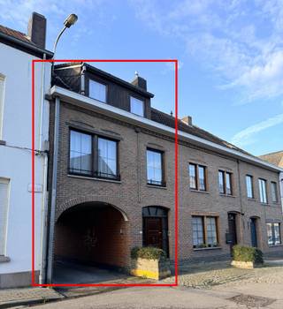 Bent u op zoek naar een centraal gelegen bel-etage waar comfort, licht en uitstekende bereikbaarheid centraal staan? Dan vormt deze eengezinswoning in het stadscentrum van Geraardsbergen een unieke kans.
Gelegen op een uiterst gunstige locatie, geniet u hier van alle nodige voorzieningen binnen handbereik. Het treinstation bevindt zich op wandelafstand, wat deze woning uitermate geschikt maakt voor pendelaars en iedereen die houdt van een vlotte verbinding.
Op het gelijkvloers verwelkomt de woning u met een praktische berging en een knusse koer, een gezellige plek voor ontspanning met extra opslagmogelijkheden. Vanuit deze ruimte heeft u bovendien direct toegang tot de eigen garagebox, die ook via een gemeenschappelijke doorgang aan de linkerzijde te bereiken is. Een absolute troef in het stadscentrum!
De eerste verdieping biedt een ruime en sfeervolle leefruimte die baadt in het natuurlijke daglicht. De goed uitgeruste keuken sluit hier naadloos op aan en geeft uit op een leuk terras, ideaal om in alle rust te genieten van een buitenmoment.
Op de tweede verdieping bevinden zich twee comfortabele slaapkamers en een smaakvol afgewerkte badkamer. Met een gunstige EPC-score van C kiest u hier bovendien voor een energiezuinige en toekomstgerichte leefomgeving.
Ook voor investeerders en opbrengsteigendommen biedt deze eigendom een bijzonder interessant profiel. Omdat het pand momenteel reeds verhuurd is (aan € 839/maand), stapt u direct in een lopende huurovereenkomst. Dit betekent dat de woning meteen na overdracht instapklaar rendeert, zonder dat u eerst op zoek hoeft naar een geschikte huurder — een aantrekkelijke troef voor wie bouwt aan een stabiele vastgoedportefeuille.
Interesse? Maak dan snel een afspraak met het CasaVista Team via 054 41 25 00 of mail naar info@casavista.be en ontdek tijdens een plaatsbezoek de vele troeven van deze fantastische woning.