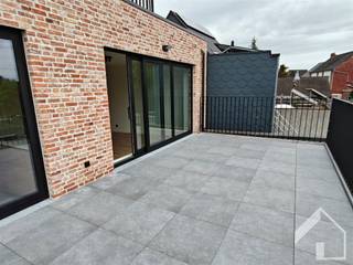 <p>Welkom bij dit modern appartement in Broechem! Dit aantrekkelijke woonproject biedt een perfect evenwicht tussen hedendaags comfort en praktische indeling.<br />Het appartement beschikt over 63 vierkante meter woonoppervlak bestaande uit:<br />- woonkamer met open keuken<br />- 1 slaapkamer<br />- badkamer<br />- apart toilet<br />- berging<br />- auto staanplaats<br />- gemeenschappelijke fietsenberging <br />- ruim terras<br />Algemene kosten: €50/m (voor elektriciteit gemeenschappelijke delen - onderhoud tuin gemeenschappelijk - ruime septische put...)<br />Bezichtiging uitsluitend op afspraak.</p>