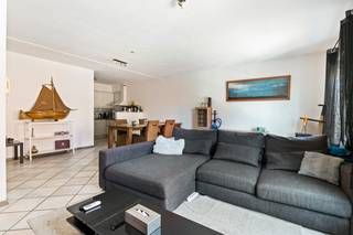 Dit ruime appartement is gelegen op de eerste verdieping van een kleinschalig en gebouw in Broechem en combineert comfort, licht en een...