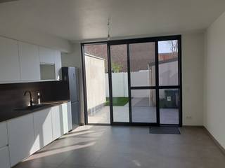 Deze gerenoveerde rijwoning, gelegen in het centrum van Lokeren, biedt een ideale combinatie van comfort en potentieel. Dankzij de uitstekende ligging bevinden winkels, scholen, openbaar vervoer en het bruisende stadscentrum zich op korte afstand.<br /><br />In 2025 werd de woning volledig gerenoveerd.  Er werd ingezet op energiezuinigheid, met een EPC score label A als gevolg.  Er is vloerverwarming op het gelijkvloers en C.V. boven, ventilatiesysteem D, enz.<br /><br />De woning beschikt over een gezellige leefruimte, een moderne ingerichte keuken met zicht op het terras en het tuintje, een ruime badkamer met moderne douche, een apart toilet. Op de eerste verdieping zijn er 2 ruime slaapkamers.  De zolder, bereikbaar via een vaste trap, biedt nog mogelijkheden om als extra kamer/bureau te fungeren. Ook is er een kleine kelder aanwezig.  Het terras en het tuintje met tuinberging is zeker een pluspunt!<br /><br />Deze woning is ideaal voor een koppel of alleenstaande of een klein gezin.  De woning is beschikbaar vanaf 1/4/2026 of in onderling overleg.<br />Voor vragen of bezichtiging, gelieve te mailen naar is.waasmunster@skynet.be of tel. 0495/733419.<br /> 