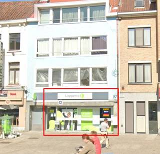 Commercieel gelijkvloers, gelegen op de Markt te Deinze.Dit betreft een pand met een opp. van 95 m² (voorheen ‘Laperre’), gelegen nabij VDK Bank,...