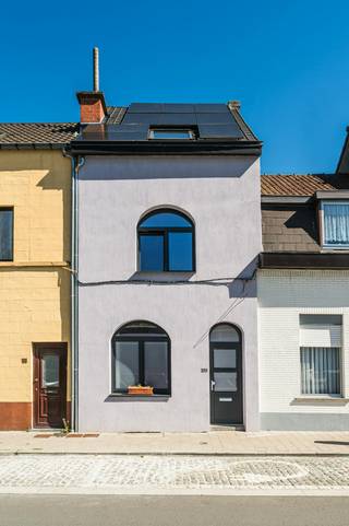 Mobiscore: 8,9/10EPC-score: A – energiezuinig wonenGezellig huis dicht bij Gent centrum. Het huis heeft 3 slaapkamers, zolder + kelder, terras en werd in 2022 gerenoveerd tot een EPC A-label. GelijkvloersJe komt binnen via de hal die naar de leefruimte en open keuken gaat. Via een schuifraam heb je toegang tot het terras. Er is een gastentoilet en wasberging met hoogrendementsketel (Vaillant).1e verdiepingOp de 1e verdieping bevindt zich de 1e slaapkamer en de badkamer. De badkamer heeft een inloopdouche, bad en dubbele wastafel. 2e verdiepingOp de 2e verdieping bevinden zich nog 2 grote slaapkamers. Vanop de hal heb je ook toegang tot de zolder.ExtraExtra: een kelder en een opslagplaats voor fietsen, bbq of werkmateriaal. De woning heeft een hemelwaterput van 3.000L. Het EPC A-label en de zonnepanelen (9) zorgen voor een minimum aan energieverbruik. Over GentbruggeDe woning ligt vlak aan de tramhalte ‘Moscou’ die vlot naar Gent Centrum gaat. Je auto parkeer je makkelijk in de straat of gratis op de publieke parking aan de tramhalte. Het huis ligt dichtbij op- en afrittencomplex Gentbrugge (R4/E17/N9). Supermarkten, scholen, winkels en eetgelegenheden zijn bereikbaar te voet en het historische centrum van Gent lig op fietsafstand. Troeven:* 3 slaapkamers* Gerenoveerd - 2022* TOP omgeving* EPC A, elektriciteit conform* Veel opslagruimte* Instapklaar, vrij op 1/10De algemene voorwaarden van Dewaele DIY kunt u steeds raadplegen via dewaele.com.Bestuursmaatregelen in het maatregelenregister: in aanvraag