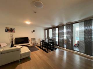 Ruim en modern appartement in Residentie Benson, een strak en prachtig gebouw met een luxueuze uitstraling. De ruime en centrale inkomhal is afgewerkt in marmer en brengt jou via een sas naar de lift en de strakke binnentuin. Het appartement is gelegen op de eerste verdieping en heeft naast de leefruimte in parket een keuken, badkamers en twee slaapkamers.<br />Dit knappe gebouw is gelegen in het historische hart van Brugge en op wandelafstand van de Grote Markt, de Brugse reien en het Jan Van Eyckplein. Alles is te voet of met de fiets bereikbaar zoals de winkels, restaurants, scholen, openbaar vervoer, enz... <br /><br /><span>1ste Verdieping:</span><br />Inkomhal met ingemaakte kast - living (43m2) met parket - open ingerichte keuken met spoelbak, keramische kookplaat, dampkap, warme luchtoven, frigo, vaatwas en kasten - nachthal met toilet - berging/wasplaats (4m2) - 2 slaapkamers (13,5m2, 12,6m2) - badkamer met ligbad/douche en meubel met lavabo en spiegel - terras (13m2)<br /><br />Autostaanplaats (nr. 5)<br /><br /><span>Algemeen:</span><br />- provisie gemeenschappelijke kosten: €75/m<br />- vrij op 01/01/2027 (eventueel vroeger)<br />- CV op gas<br />- videofoon<br />- centrum Brugge<br />- wandelafstand winkels, restaurants, enz..<br />- lift aanwezig